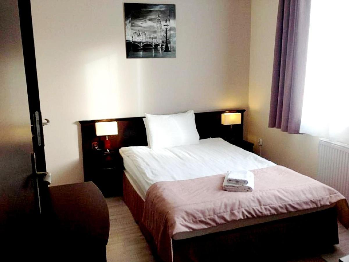 Hotel Feniks Gniezno Exterior photo